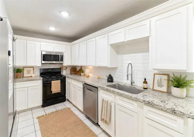 2nd image of 117 Cannon St, Clute, TX 77531 | MLS# 94151070