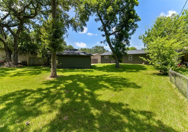 5th image of 117 Cannon St, Clute, TX 77531 | MLS# 94151070