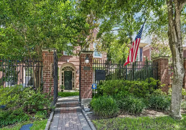 2nd image of 3384 Maroneal St, Houston, TX 77025 | MLS# 67837437