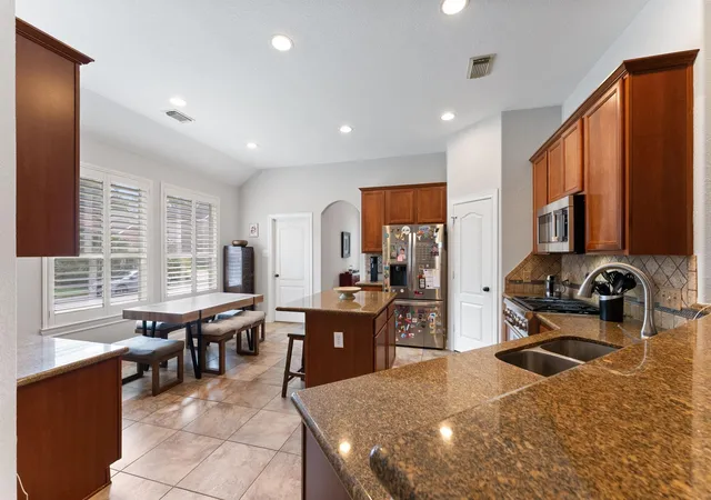 Photo 4 of Single family home for sale at 15 Tillamook Ct, Spring, TX 77389 | MLS# 22800379 | Listing updated on 2026-09-04