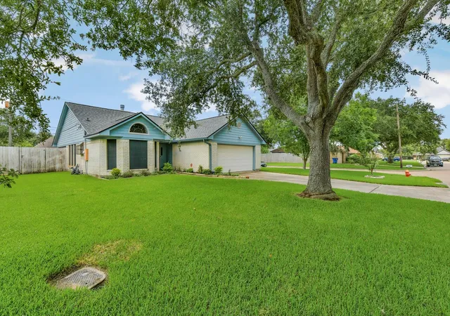 Photo 3 of Single family home for sale at 2525 40th Avenue N, Texas City, TX 77590 | MLS# 12309102 | Listing updated on 2026-09-05