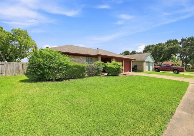 Photo 3 of Single family home for sale at 6511 Marisol Dr, Houston, TX 77083 | MLS# 5256323 | Listing updated on 2026-09-11