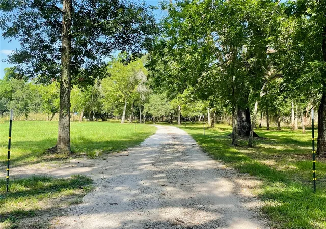 Photo 3 of Sale Pending at 416 County Rd 28, Angleton, TX 77515 | MLS# 47786515 | Listing updated on 2026-09-14