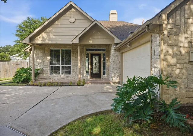 Photo 2 of Single family home for sale at 2344 Autumn Mist Ln, League City, TX 77573 | MLS# 60216676 | Listing updated on 2026-09-19