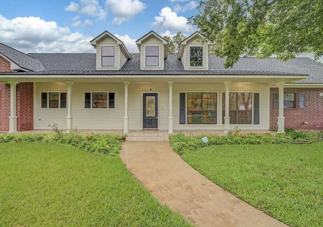 2nd image of 1621 Mcfadden Rd, Lake Jackson, TX 77566 | MLS# 81854421