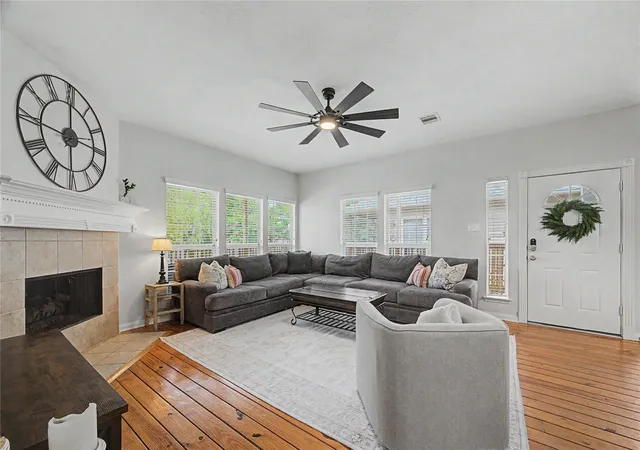 Photo 3 of Sale Pending at 315 West Dr, Kemah, TX 77565 | MLS# 70654731 | Listing updated on 2026-09-23
