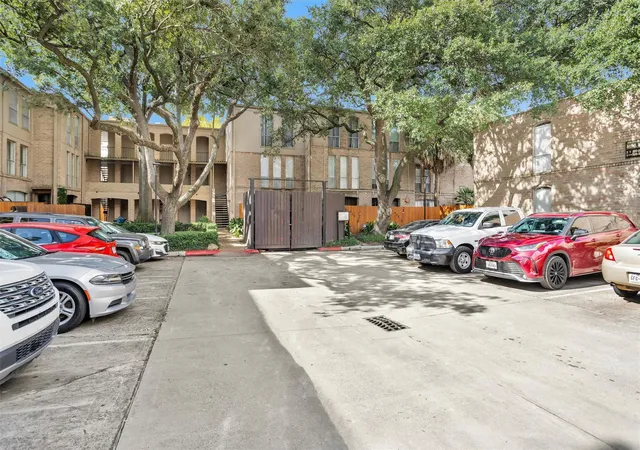 2nd image of 4637 Wild Indigo St #422, Houston, TX 77027 | MLS# 83579958