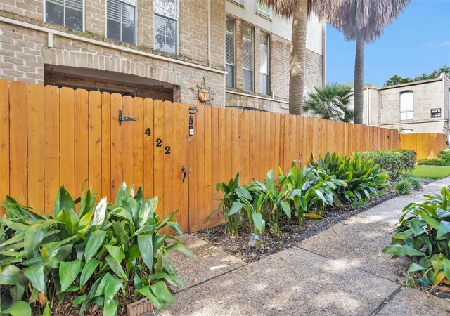 4th image of 4637 Wild Indigo St #422, Houston, TX 77027 | MLS# 83579958