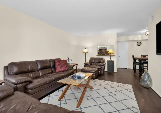 5th image of 4637 Wild Indigo St #422, Houston, TX 77027 | MLS# 83579958