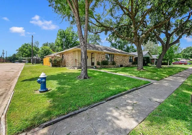 1st image of 4923 Saxon Dr, Houston, TX 77092 | MLS# 43431967