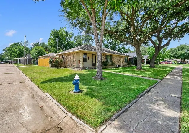 3rd image of 4923 Saxon Dr, Houston, TX 77092 | MLS# 43431967