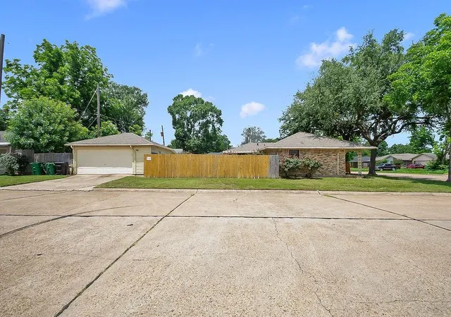 4th image of 4923 Saxon Dr, Houston, TX 77092 | MLS# 43431967