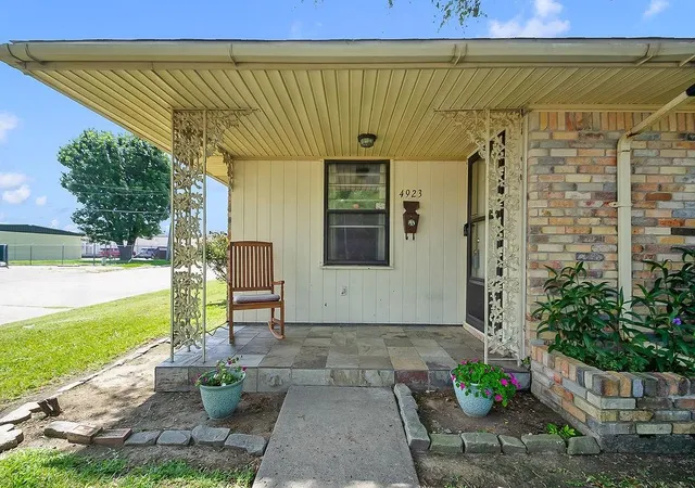 5th image of 4923 Saxon Dr, Houston, TX 77092 | MLS# 43431967