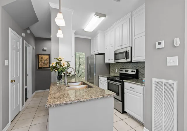Listing Photo 5 - Condo for sale in building located at 2212 Hopkins St, Houston, TX 77006 - Unit #2212