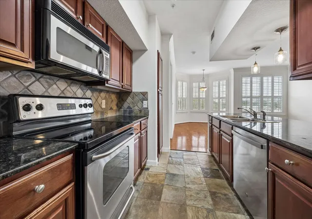 Photo 3 of Sale Pending at 7575 Kirby Dr #1412, Houston, TX 77030 | MLS# 94338289 | Listing updated on 2026-09-16