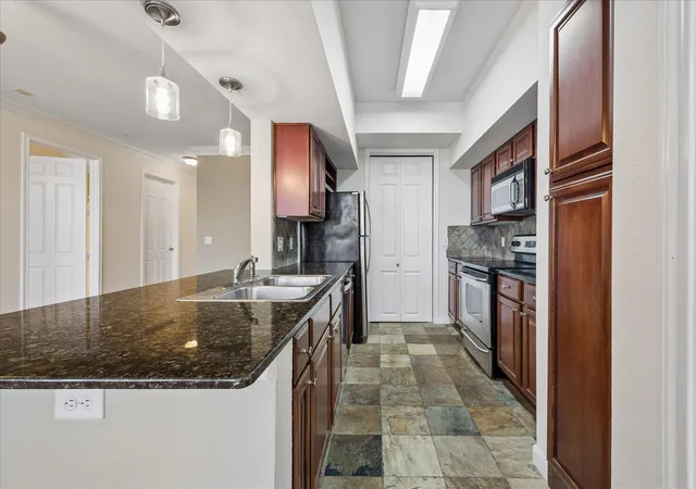 Photo 4 of Sale Pending at 7575 Kirby Dr #1412, Houston, TX 77030 | MLS# 94338289 | Listing updated on 2026-09-16
