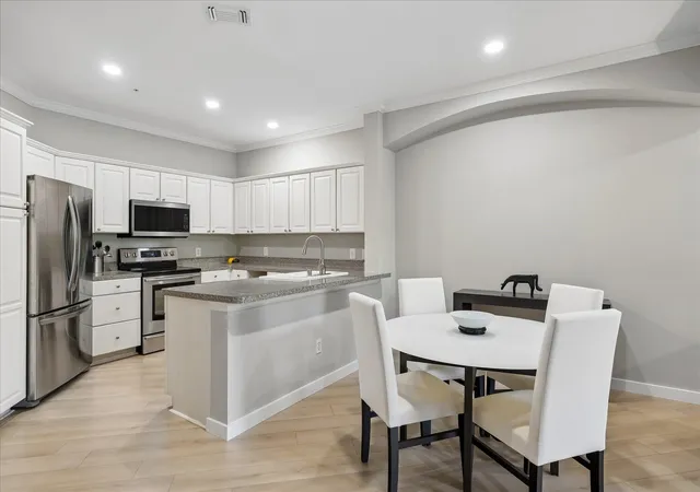 Photo 2 of Condo for sale at 2100 Welch St #C121, Houston, TX 77019 | MLS# 97326604 | Listing updated on 2026-09-14