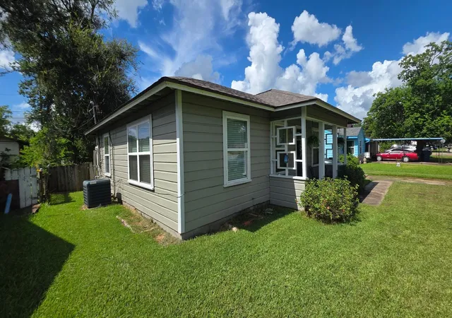 3rd image of 1208 Chevy Chase Dr, Angleton, TX 77515 | MLS# 61904781
