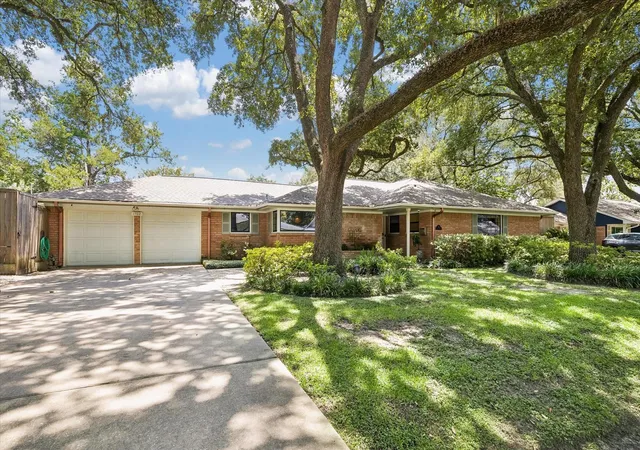2nd image of 1702 Cranway Dr, Houston, TX 77055 | MLS# 10259246