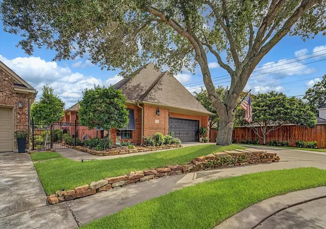 1st image of 22 Red Oak Ct, Lake Jackson, TX 77566 | MLS# 74671634