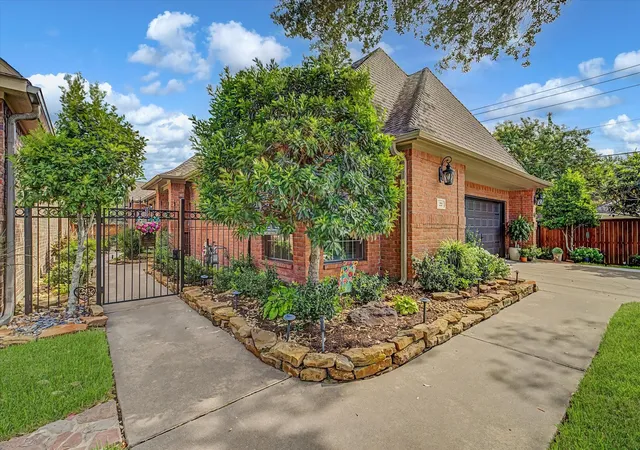 2nd image of 22 Red Oak Ct, Lake Jackson, TX 77566 | MLS# 74671634