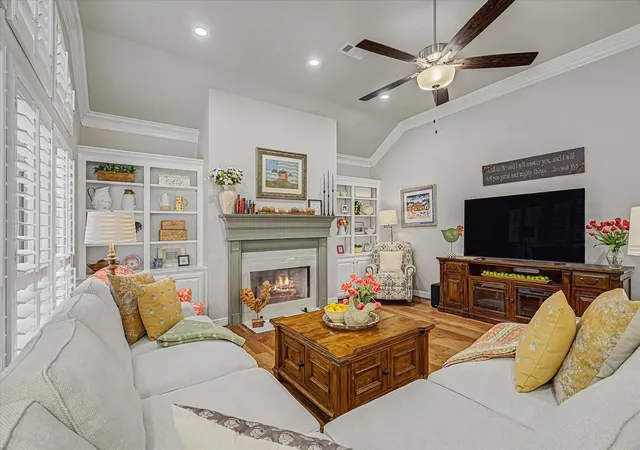 5th image of 22 Red Oak Ct, Lake Jackson, TX 77566 | MLS# 74671634