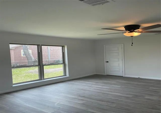 Listing Photo 5 - Condo for sale in building located at 6929 San Angelo St, Houston, TX 77020