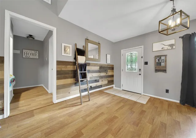 Photo 4 of Single family home for sale at 1728 E Lake Dr, Huntsville, TX 77340 | MLS# 40349763 | Listing updated on 2026-10-04