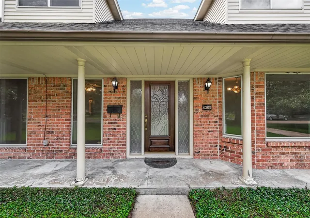 Photo 2 of Single family home for sale at 4305 Goldfinch St, Houston, TX 77035 | MLS# 6085841 | Listing updated on 2026-08-16
