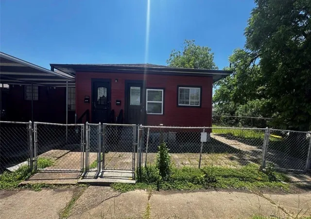 3rd image of 1504 Luzon St, Houston, TX 77009 | MLS# 86512812