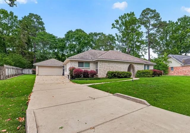 Photo 3 of Single family home for sale at 737 Holly Springs Dr, Conroe, TX 77302 | MLS# 87889061 | Listing updated on 2026-09-15