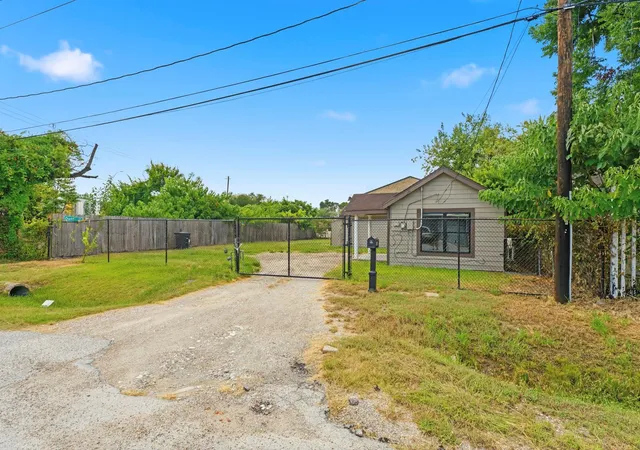 2nd image of 1420 Duff Ln, Houston, TX 77022 | MLS# 52912534