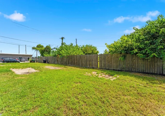 32nd image of 1420 Duff Ln, Houston, TX 77022 | MLS# 52912534