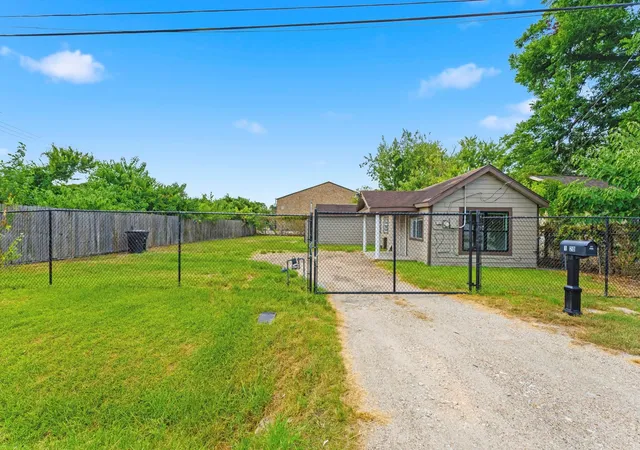 3rd image of 1420 Duff Ln, Houston, TX 77022 | MLS# 52912534