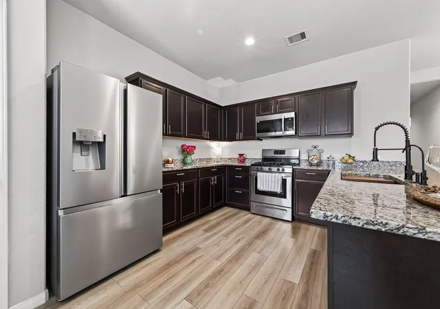4th image of 7806 London Tower Ln, Houston, TX 77044 | MLS# 87193829