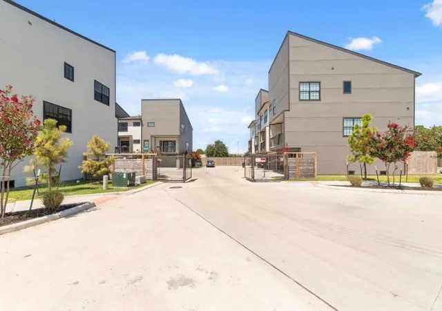 34th image of 11917 N Hoa Sen Cir, Houston, TX 77072 | MLS# 79700431