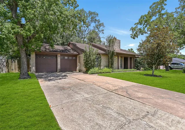 1st image of 1109 W Castlewood Ave, Friendswood, TX 77546 | MLS# 66888676