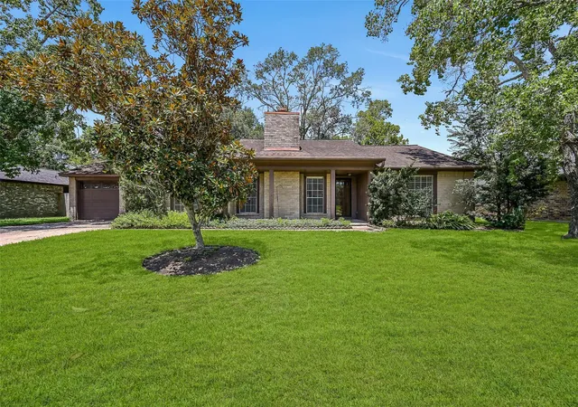 2nd image of 1109 W Castlewood Ave, Friendswood, TX 77546 | MLS# 66888676