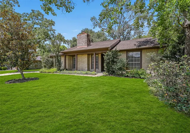 3rd image of 1109 W Castlewood Ave, Friendswood, TX 77546 | MLS# 66888676
