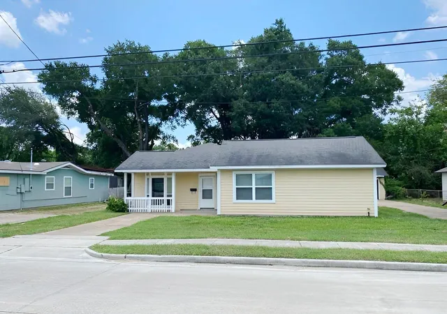 Single family home for sale at 41 Parker Rd, Houston, TX 77076 | MLS# 82719435