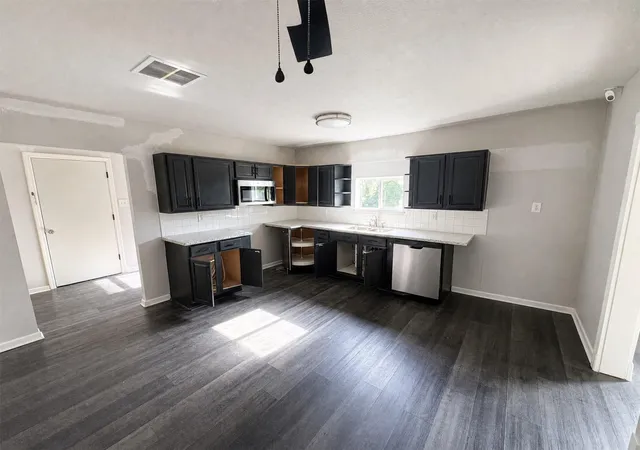 4th image of 123 Barbara Dr, Clute, TX 77531 | MLS# 26110531