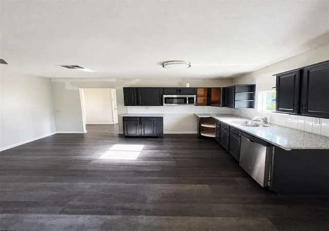 5th image of 123 Barbara Dr, Clute, TX 77531 | MLS# 26110531