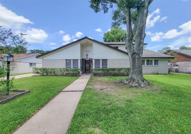 Single family home for sale at 18583 Martinique Dr, Nassau Bay, TX 77058 | MLS# 72100087
