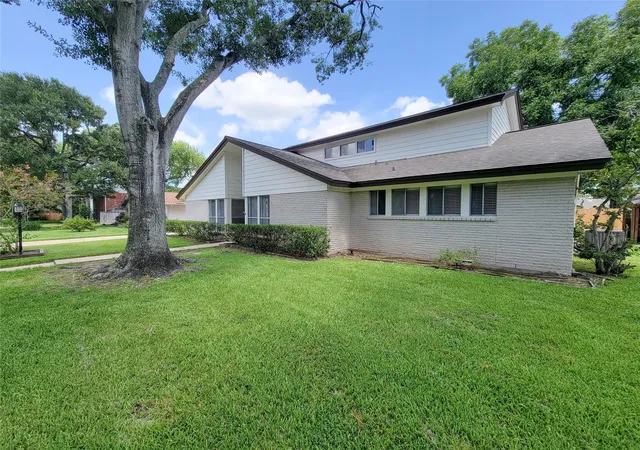 Photo 1 of Single family home for sale at 18583 Martinique Dr, Nassau Bay, TX 77058 | MLS# 72100087 | Listing updated on 2026-09-05