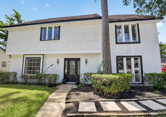 Photo 2 of Sale Pending at 1123 Suwanee Ln, Houston, TX 77090 | MLS# 91720721 | Listing updated on 2026-09-21