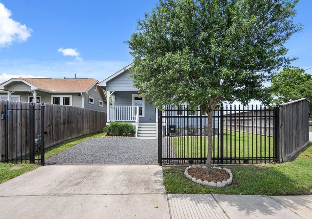 2nd image of 502 Dell Ct, Houston, TX 77009 | MLS# 79626713