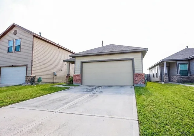 Photo 3 of Single family home for sale at 10010 Yanet Grv Ln, Houston, TX 77044 | MLS# 25836197 | Listing updated on 2026-09-09