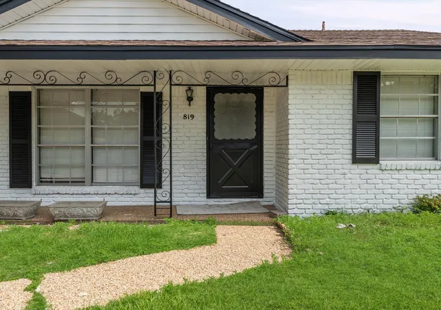 Photo 3 of Sale Pending at 819 Gilpin St, Houston, TX 77034 | MLS# 63159275 | Listing updated on 2026-09-12