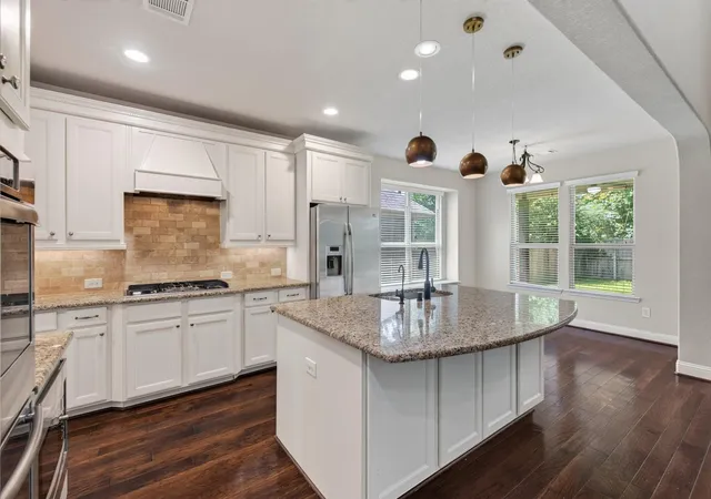 2nd image of 31 Whispering Thicket Pl, Tomball, TX 77375 | MLS# 69624434