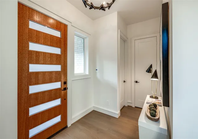 3rd image of 830 Waverly St, Houston, TX 77007 | MLS# 97695610